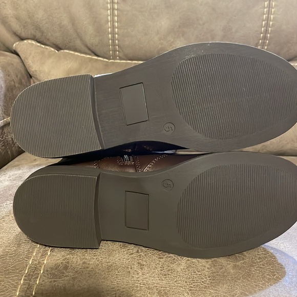 New with tags girls quilted riding boots. Girls size 5. - Picture 4 of 6